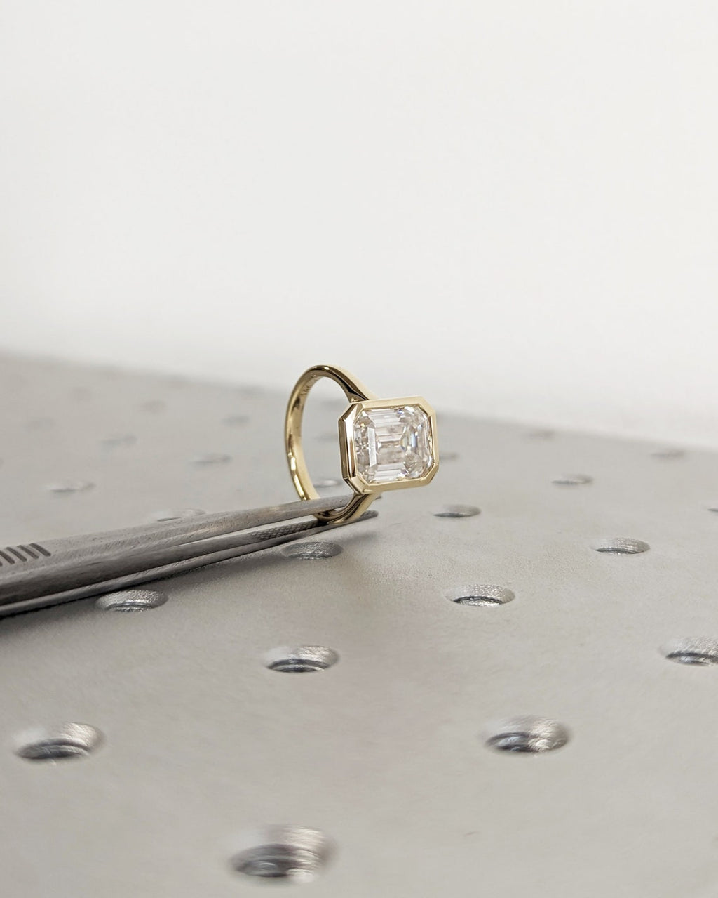 1.0 - 3.50 CT Emerald Lab Grown Diamond Bezel Solitaire Setting Engagement Ring